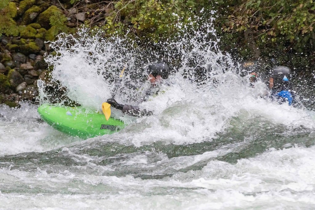 Fluss tandem kajakfahren