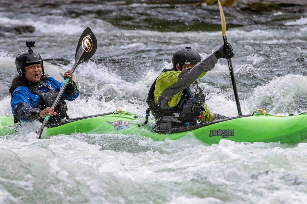 Fluss tandem kajakfahren