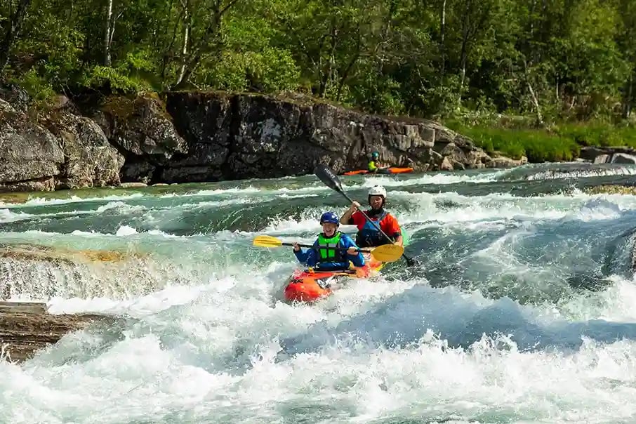 Fluss tandem kajakfahren