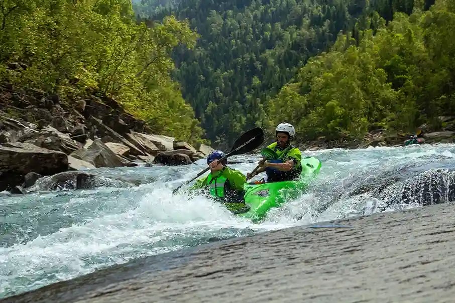 Fluss tandem kajakfahren