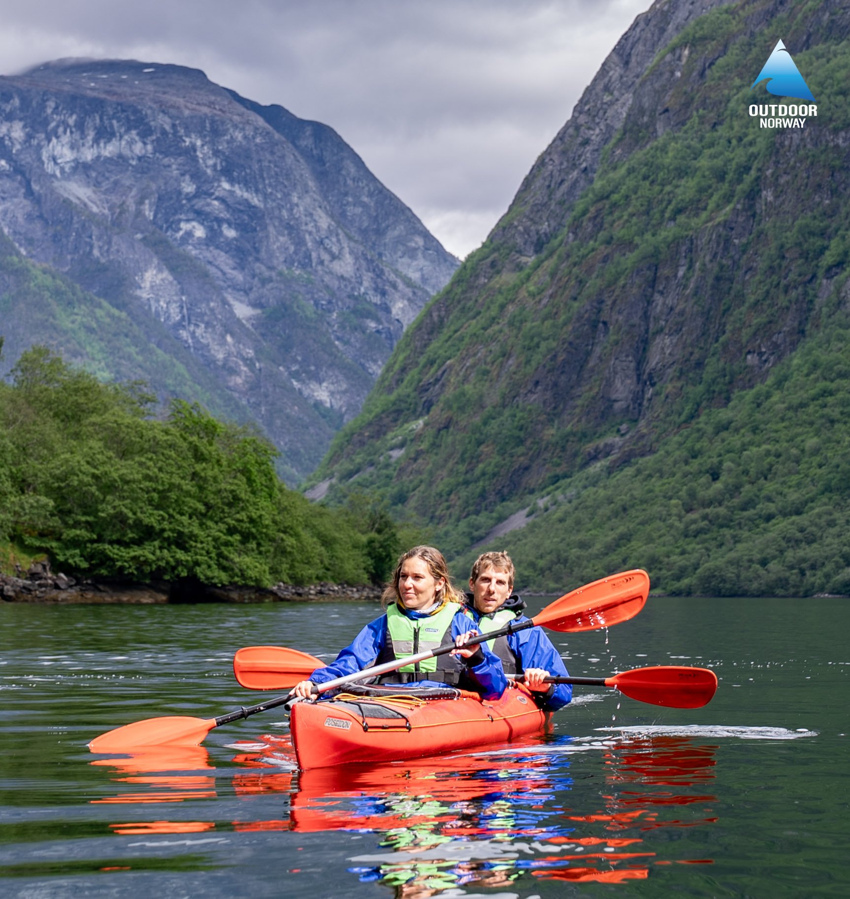 Die Elemente beim Kajakfahren in den norwegischen Fjorden