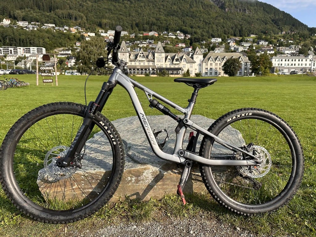 MOUNTAIN BIKE FULL-SUSPENSION Verleih