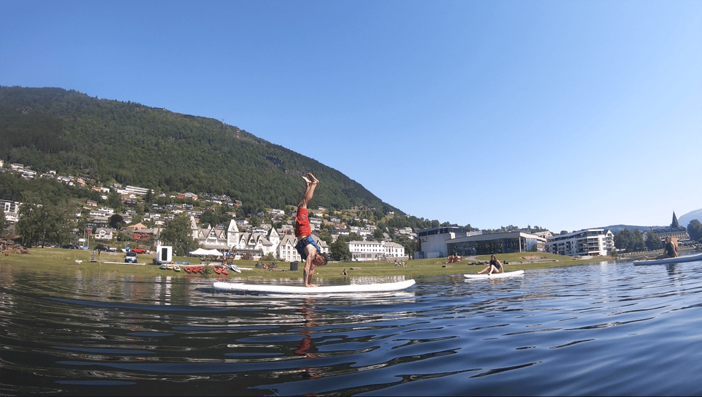 Stand up paddleboarding auf einem see