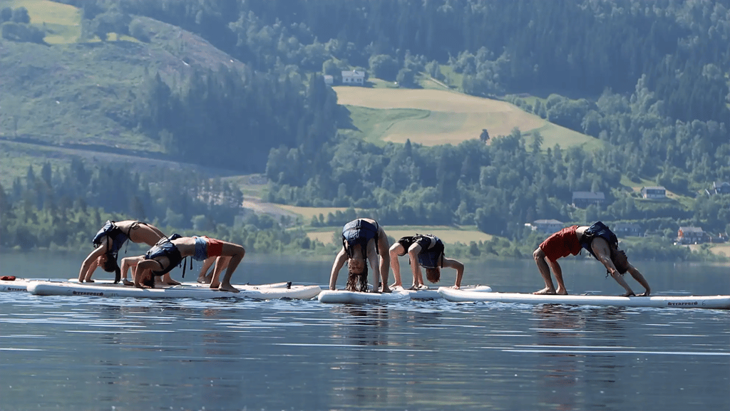 Stand up paddleboarding auf einem see