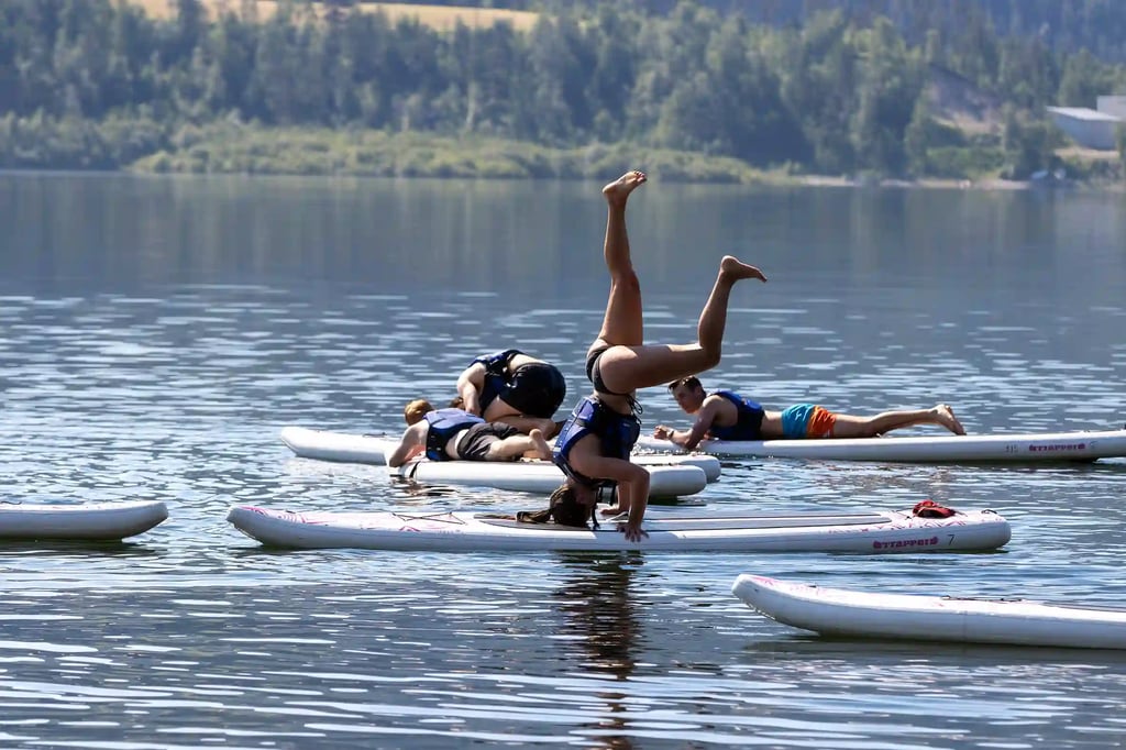 Stand up paddleboarding auf einem see