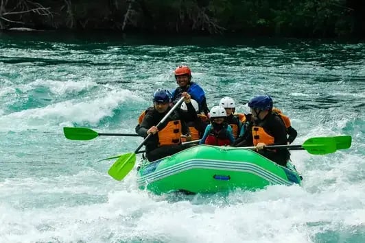 Familienrafting auf einem klaren türkisfarbenen Fluss Abenteuer und Spaß