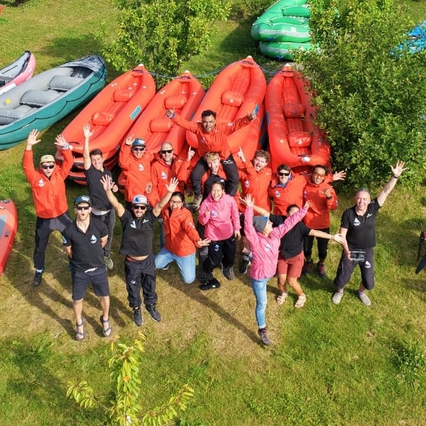 Gruppenfoto von „Outdoor Norway“ aus dem Jahr 2026 mit weiblichen und männlichen Reiseleitern, Reiseleitern und weiteren Mitarbeitern