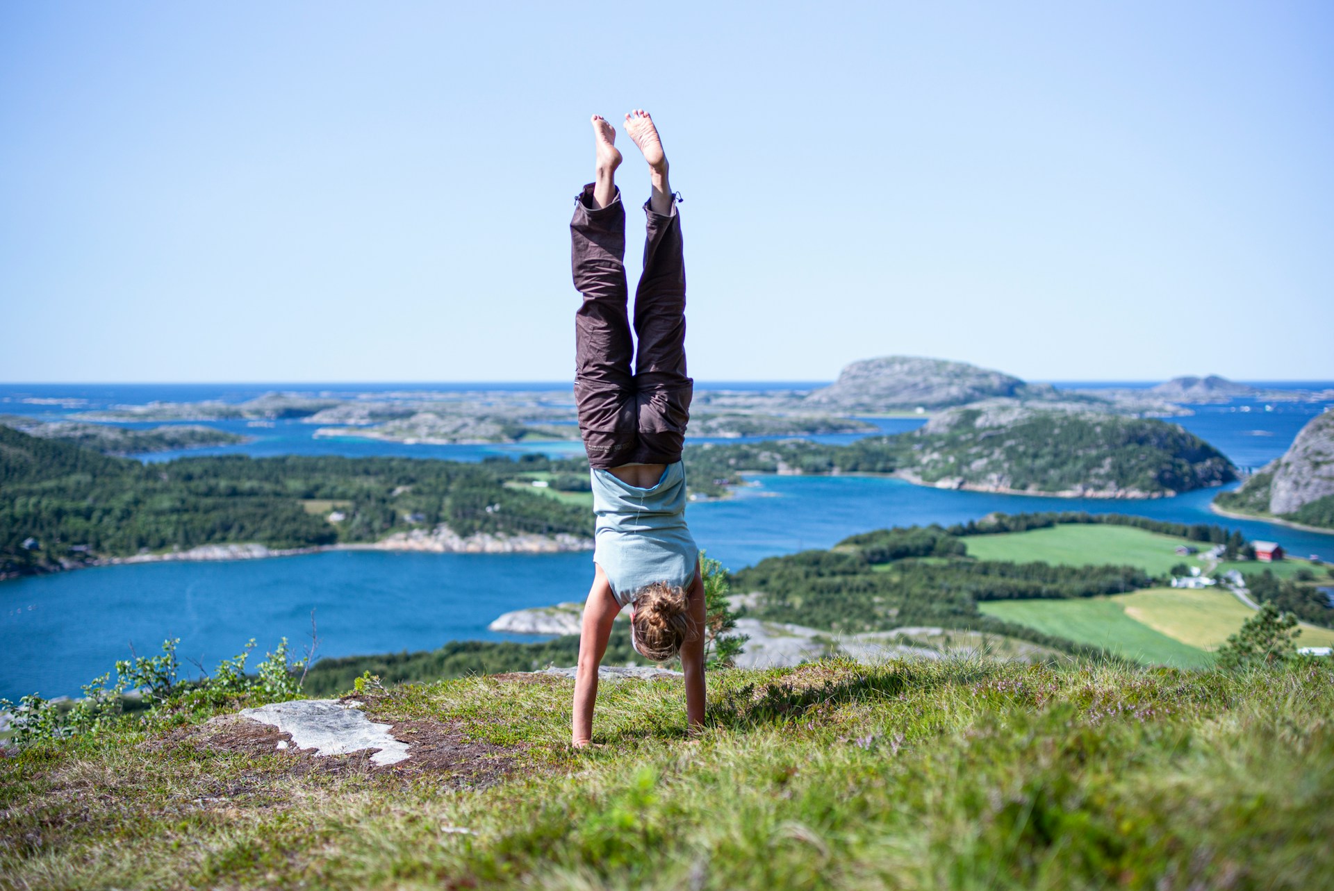 Frau-Handstand-Yoga-Norwegen