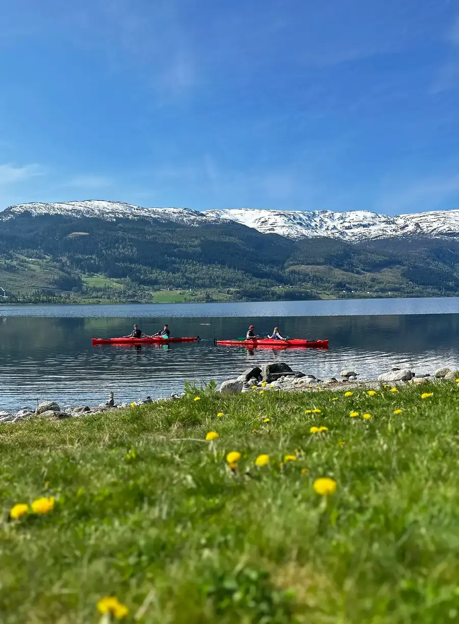 Voss Kajak-Abenteuer: Paddeln, entspannen und die atemberaubende Aussicht genießen
