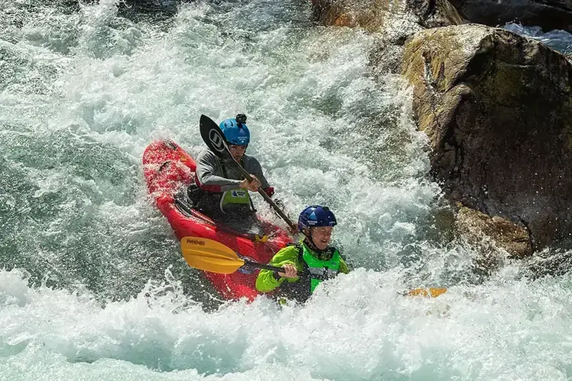 Tandem kajak abenteuer auf dem fluss