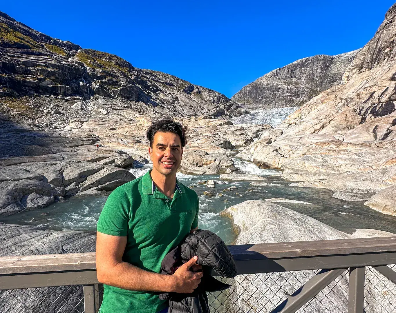 TAG 8 – ENTDECKEN SIE DAS JOSTEDAL-TAL, BESUCHEN SIE DEN JOSTEDALSBREEN-GLEITSCHER UND UNTERNEHMEN SIE EINE SCHIFFSTOUR AUF DEM „KÖNIG DER FJORDE“, DEM MAJESTÄTISCHEN SOGNEFJORD