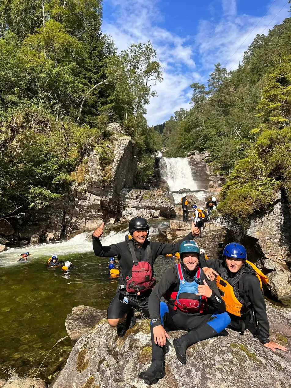 Outdoor Norway Team hat Spaß am Wasserfall